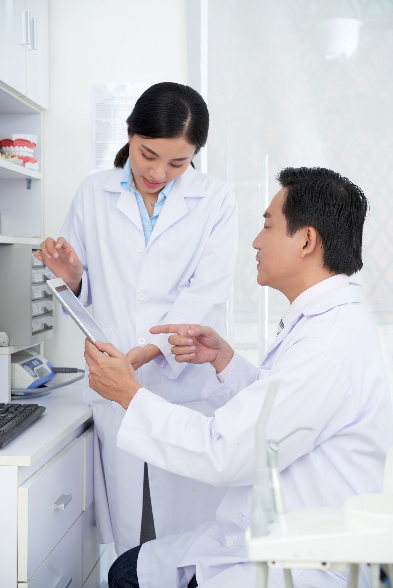 dentists-discussing-analysis